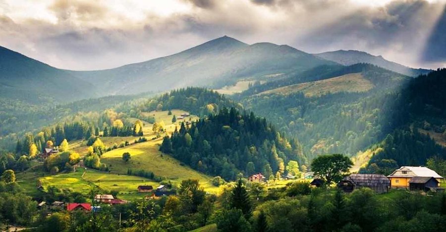 Душа и сердце Карпат. озеро Синевир и гора Гемба.