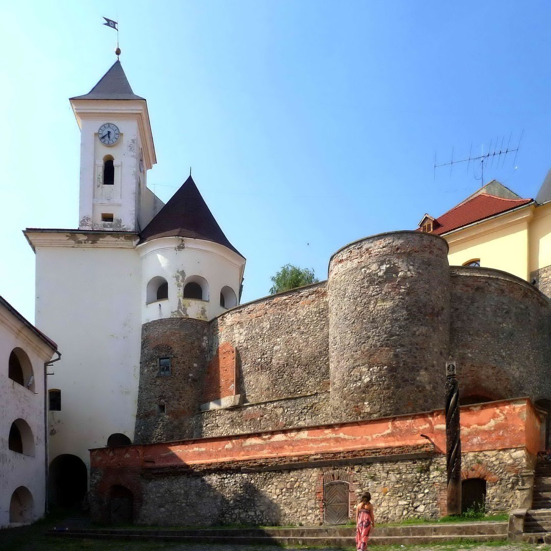 mukachevo-zakarpatska-castle-palanok-general-view