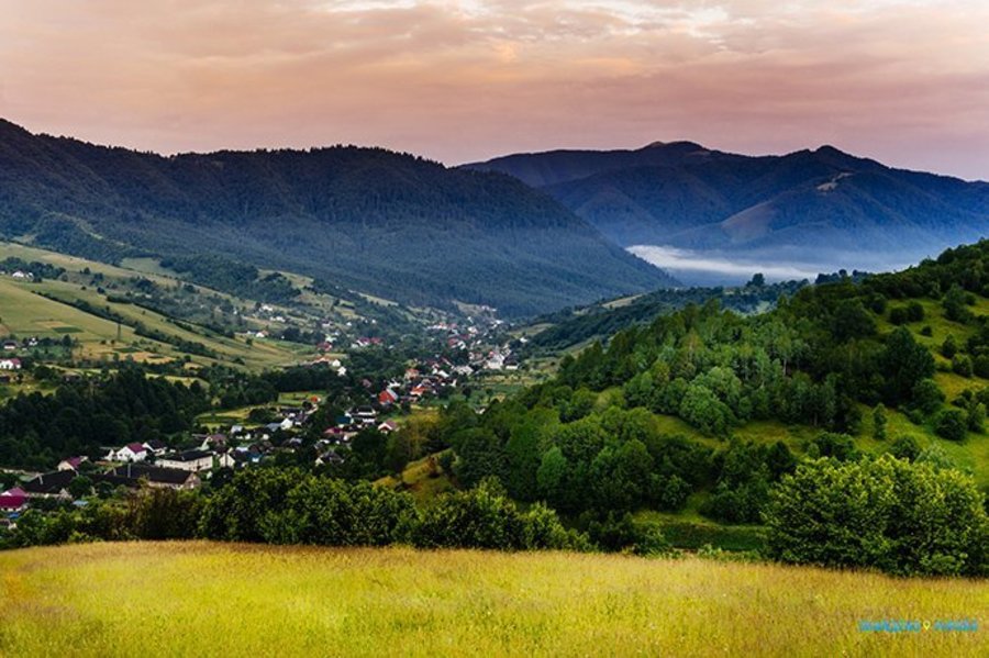 Душа и сердце Карпат. озеро Синевир и гора Гемба.